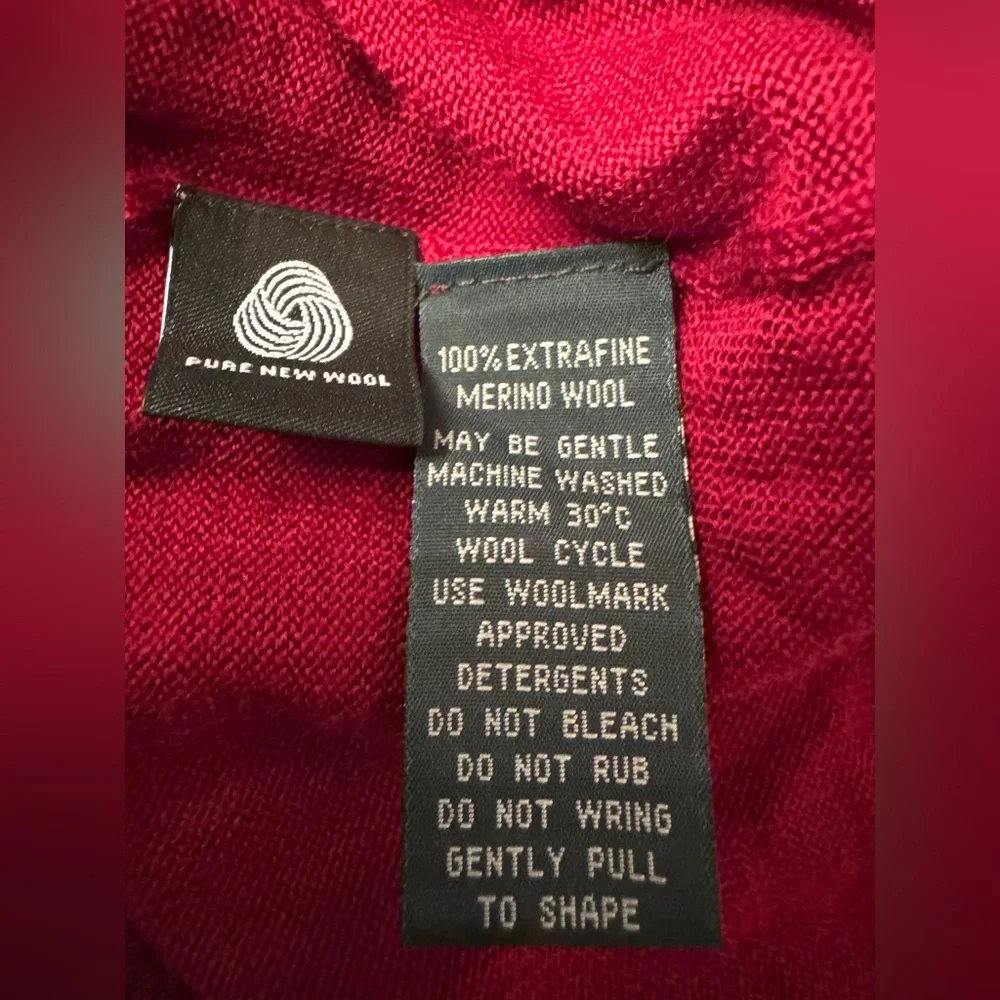 Rodd & Gunn Men’s Red 100% Extra Fine Merino Wool V-Neck Sweater Large